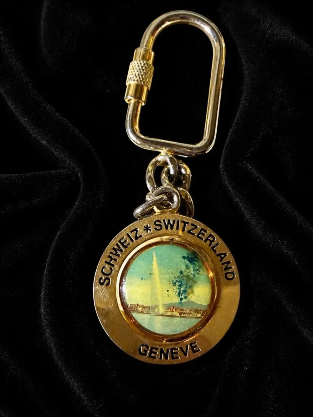 Gold-Tone Geneva Switzerland Keychain with Red and Black Flags and Jet d’ Eau